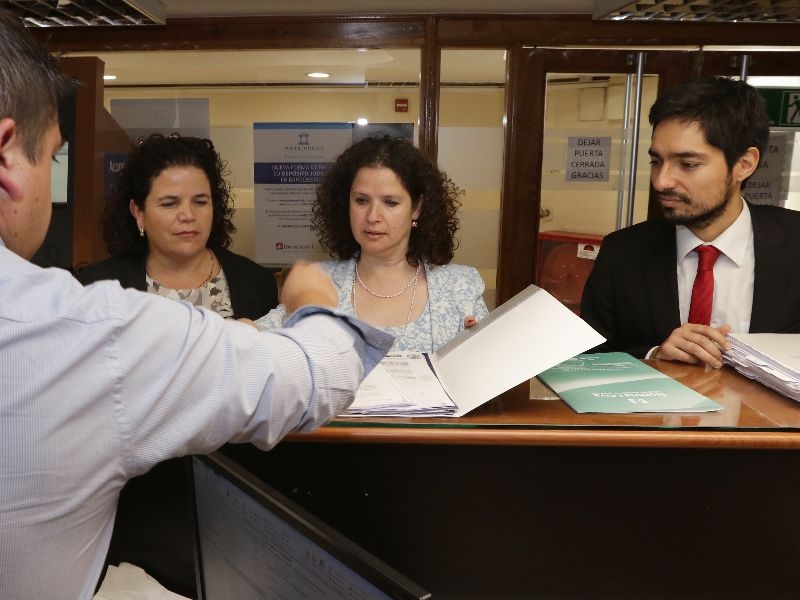 Lorena Lorca, la Procuradora Fiscal de Santiago, Ruth Israel y Javier Muñoz
